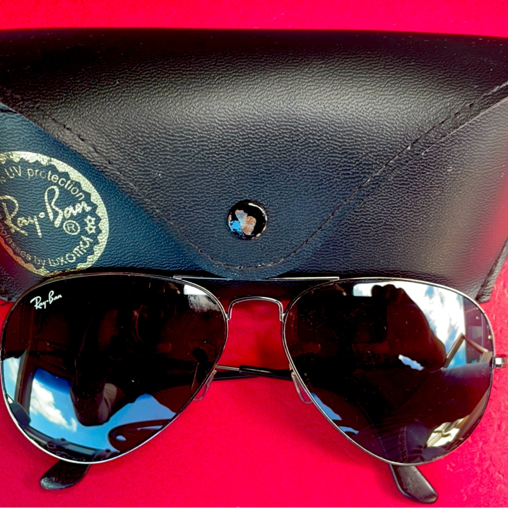 Ray-Ban Aviator sunglasses REAL RAY-BAN preowned in great condition!